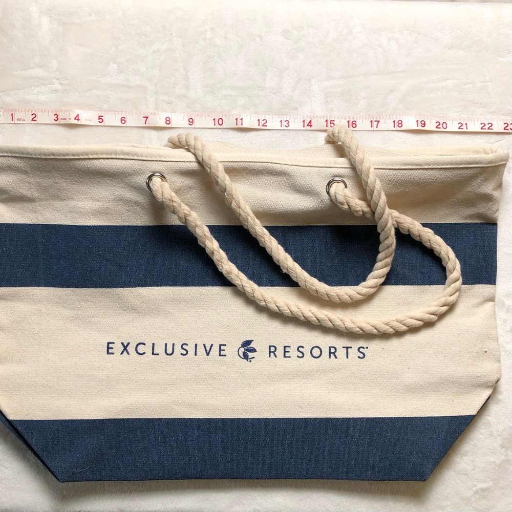 Canvas zip top bag! Great for beach, boat, lake, or traveling! Used once-